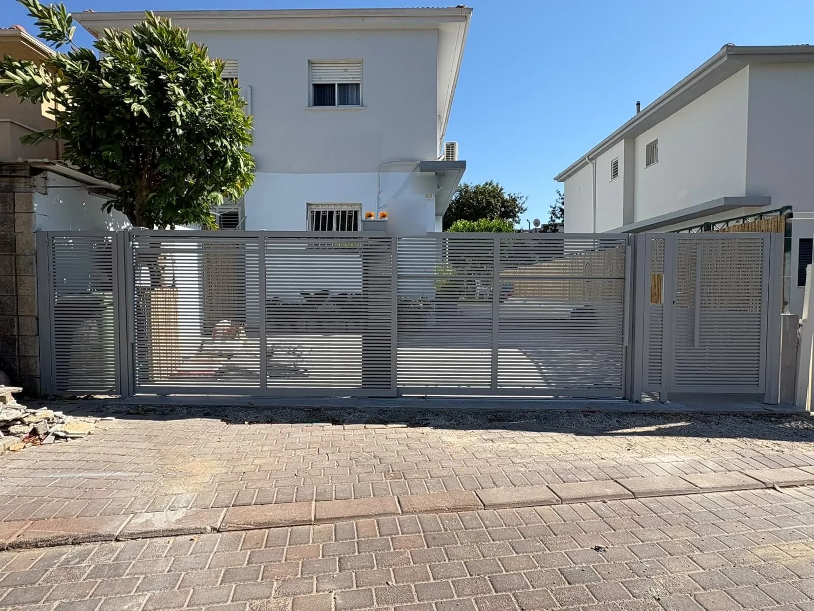 שער וגדר מאלומיניום אפור בפסים מרווחים